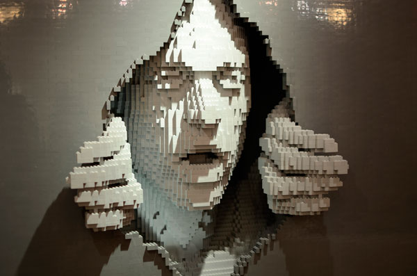 lego-art-sculpture-face-looking-through
